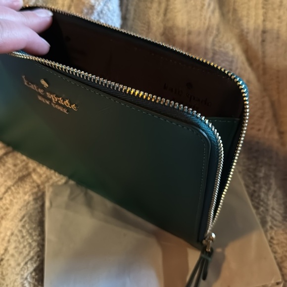 Kate Spade NWOT Green Wristlet - Shiny Gold Hardware -Gold Zipper Pocket on Back - Picture 6 of 8